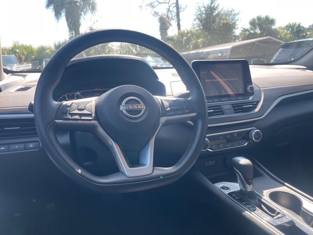 Used 2025 Nissan Altima 2.5 SV FWD image 11