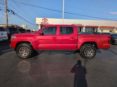 Used 2022 Toyota Tacoma SR AWD/4WD image 2