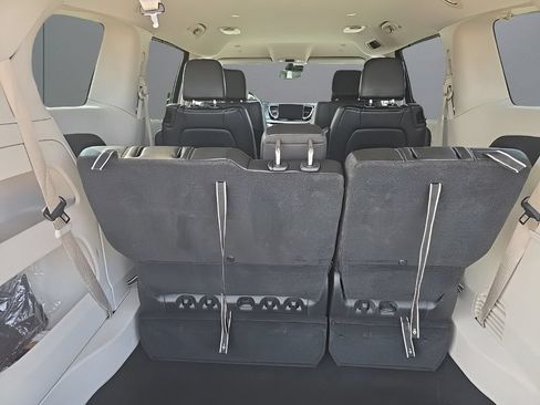 Used 2023 Chrysler Pacifica Touring-L FWD image 36