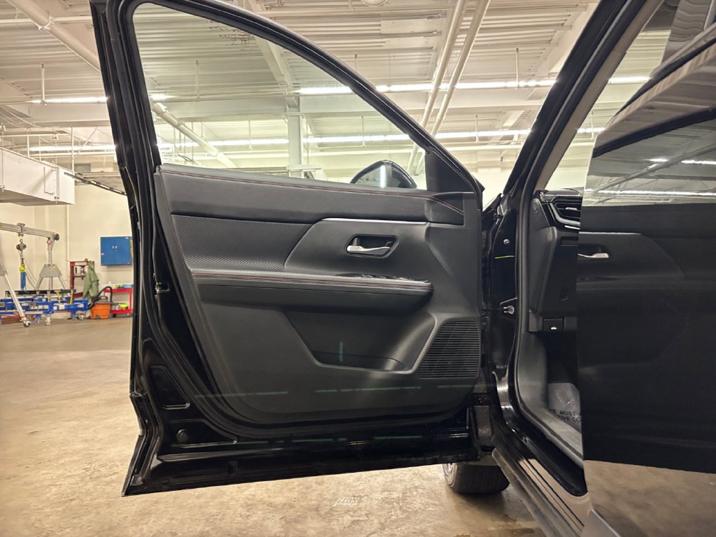 Used 2025 Nissan Kicks SR AWD/4WD image 11