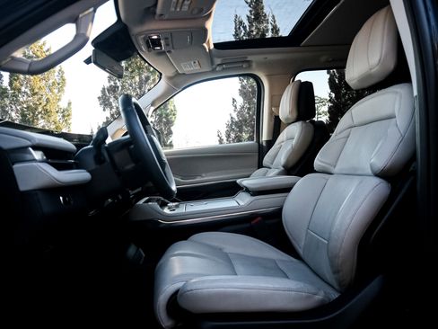 Used 2025 Lincoln Navigator Reserve image 17