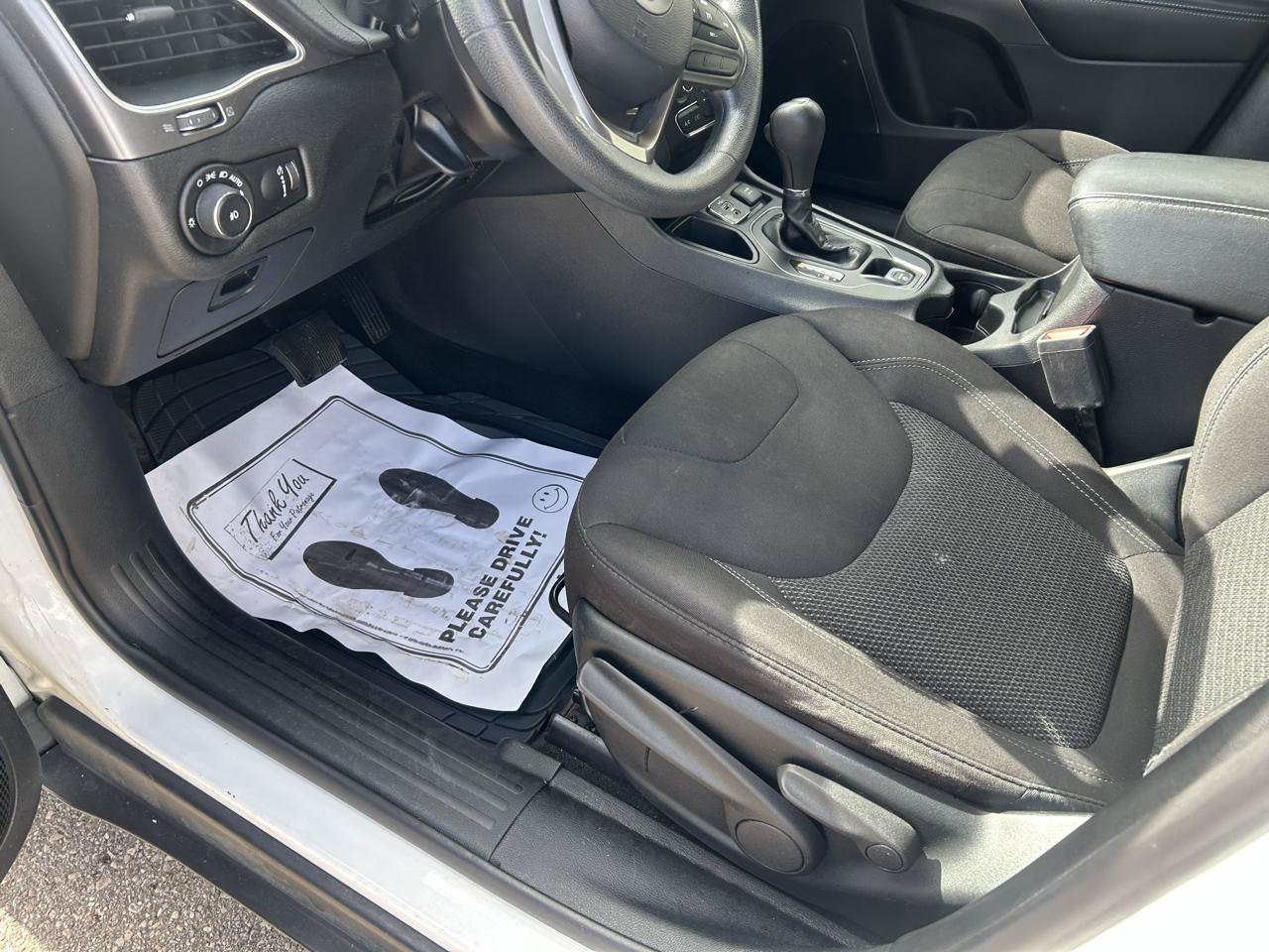 Used 2019 Jeep Cherokee Latitude w/ Popular Appearance Group FWD image 10