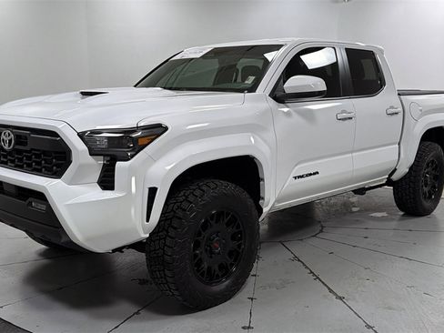 Certified 2025 Toyota Tacoma TRD Sport image 1