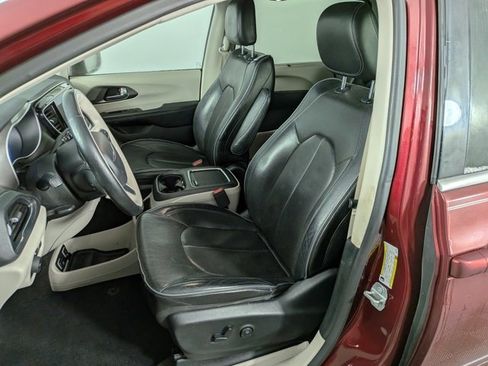Used 2019 Chrysler Pacifica Limited image 17