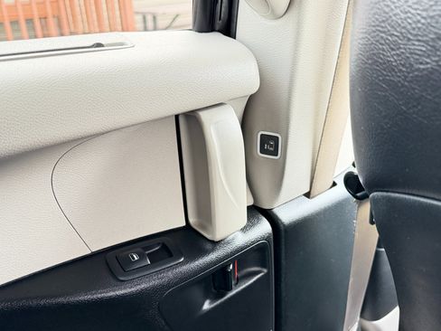 Used 2018 Chrysler Pacifica Touring-L image 26