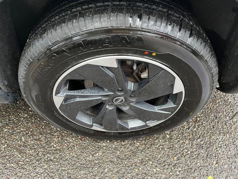 Used 2025 Nissan Rogue SV image 32