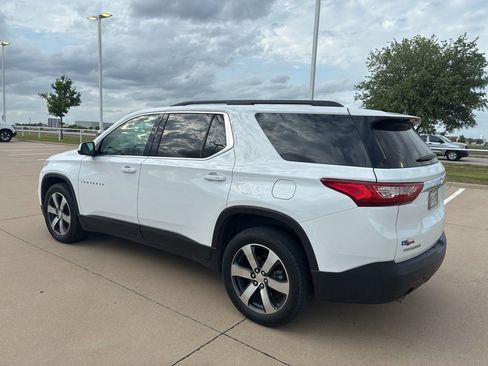 Used 2021 Chevrolet Traverse LT w/ LT Premium Package image 3