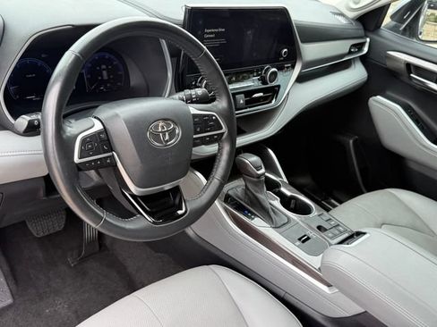 Used 2023 Toyota Highlander Limited FWD image 12