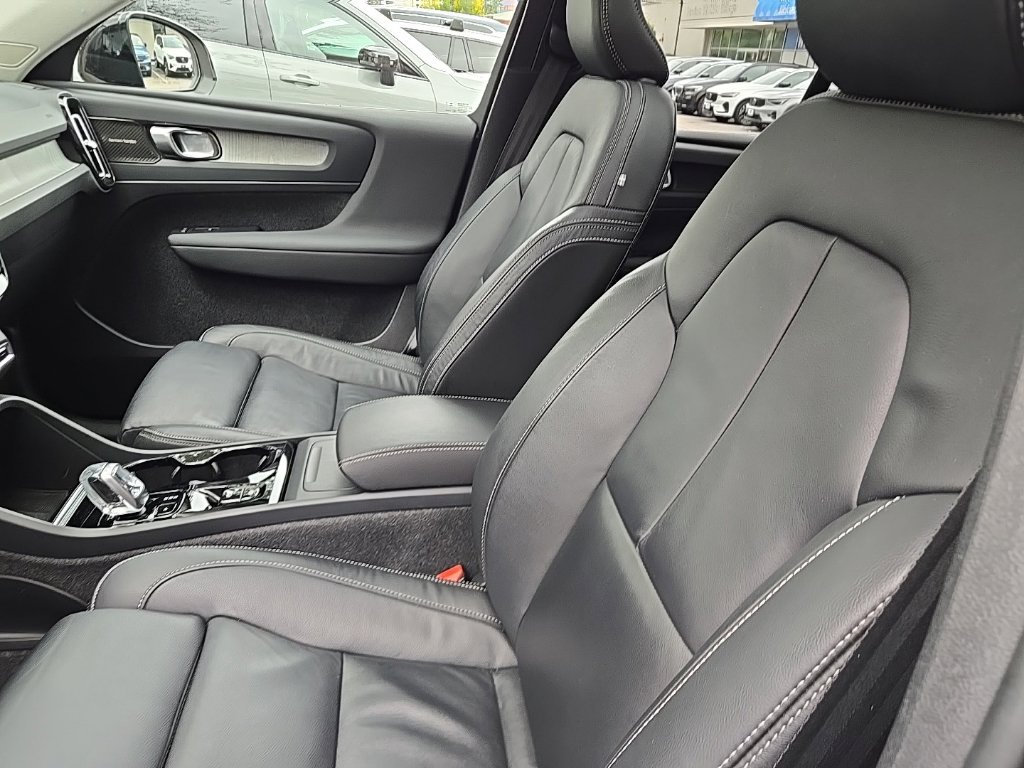 Certified 2024 Volvo XC40 B5 Plus w/ Climate Package AWD/4WD image 17