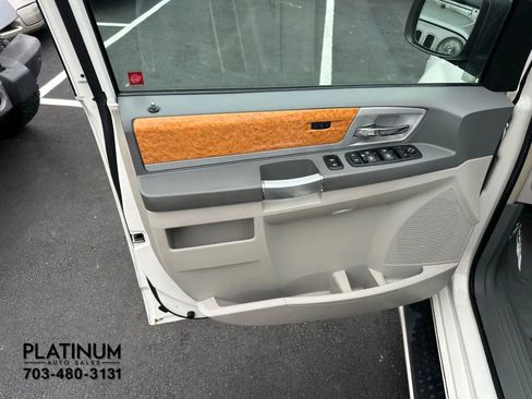 Used 2008 Chrysler Town & Country Limited w/ Entertainment Group #3 image 16