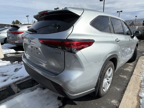 Used 2023 Toyota Highlander LE image 2