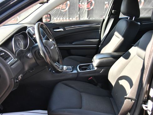 Used 2022 Chrysler 300 Touring w/ Sport Appearance Package image 17