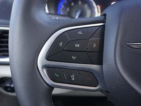 Used 2023 Chrysler Pacifica Touring-L image 38