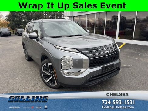 Used 2023 Mitsubishi Outlander SE image 1