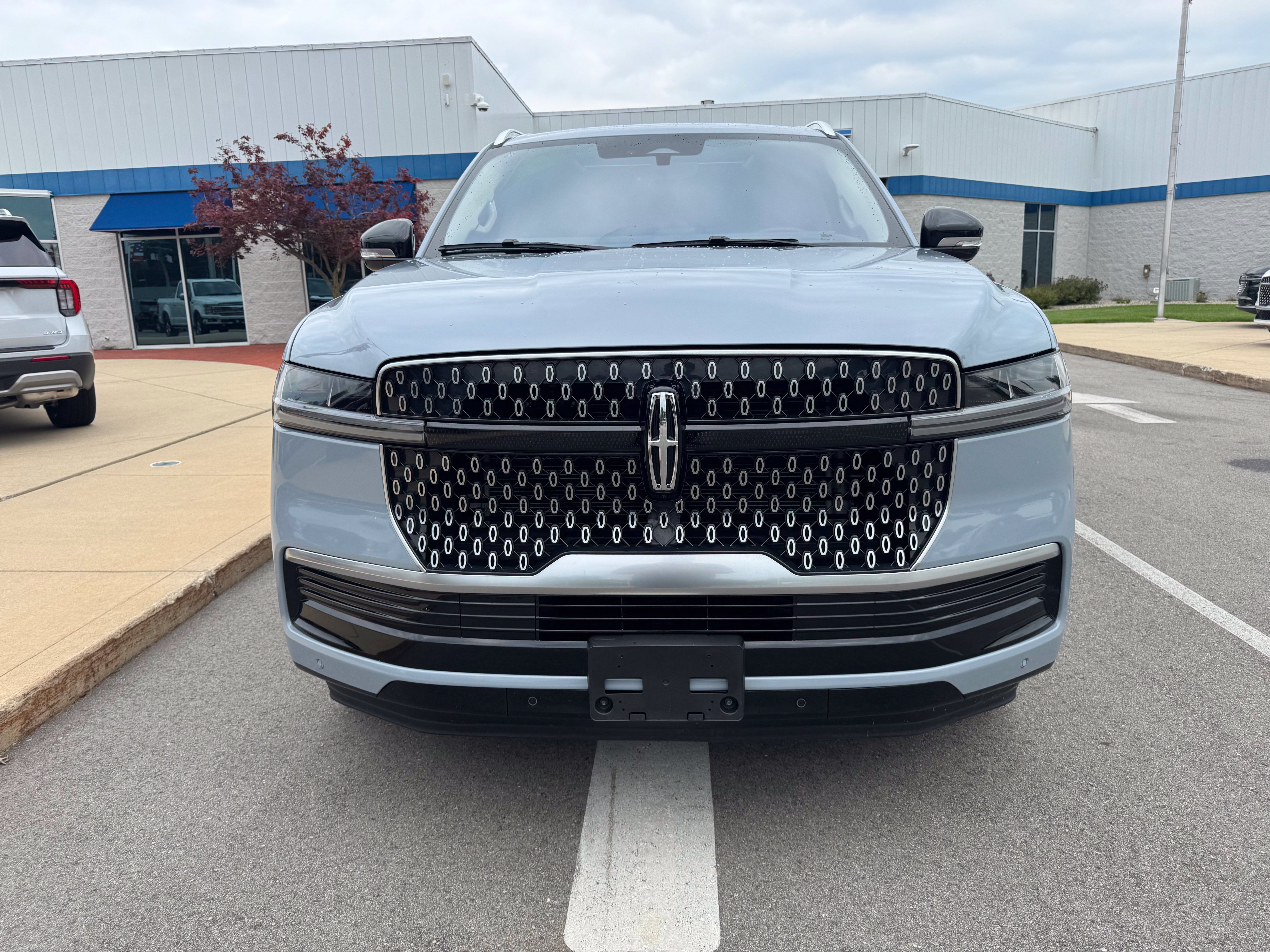 Used 2025 Lincoln Navigator L Reserve AWD/4WD image 2
