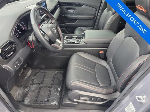Used 2025 Honda Pilot TrailSport image 9