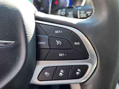 Used 2023 Chrysler Pacifica Touring-L image 23