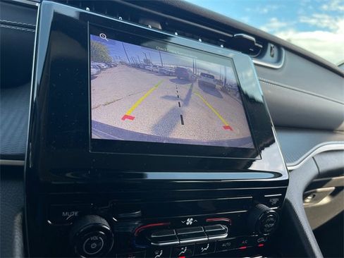 Used 2023 Jeep Grand Cherokee Laredo image 16