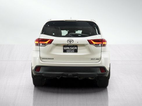 Used 2019 Toyota Highlander XLE AWD/4WD image 4