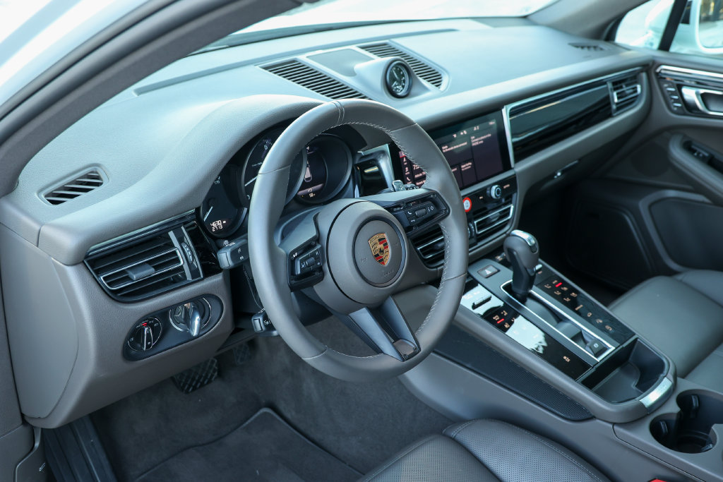 Certified 2026 Porsche Macan AWD/4WD image 4