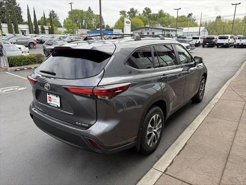 Certified 2024 Toyota Highlander XLE AWD/4WD image 7