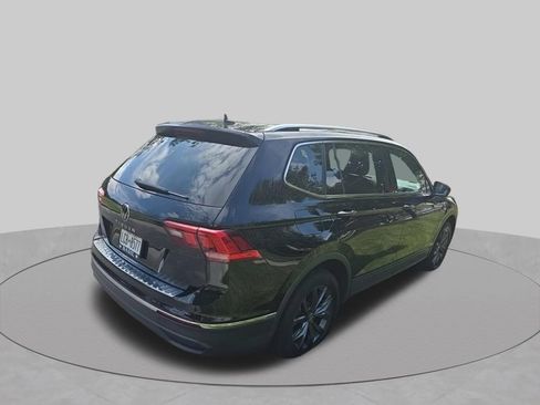 Used 2023 Volkswagen Tiguan SE w/ Panoramic Sunroof Package FWD image 3