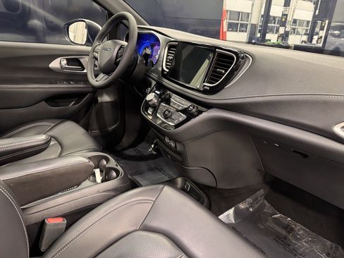 Used 2023 Chrysler Pacifica Touring-L w/ S Appearance Package image 4
