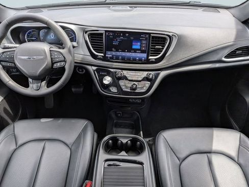 Used 2024 Chrysler Pacifica Limited FWD image 14