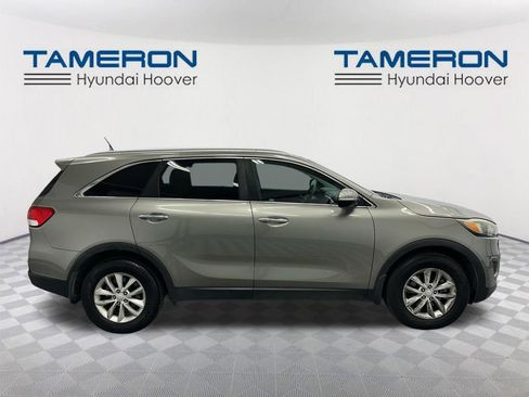 Used 2017 Kia Sorento LX image 6