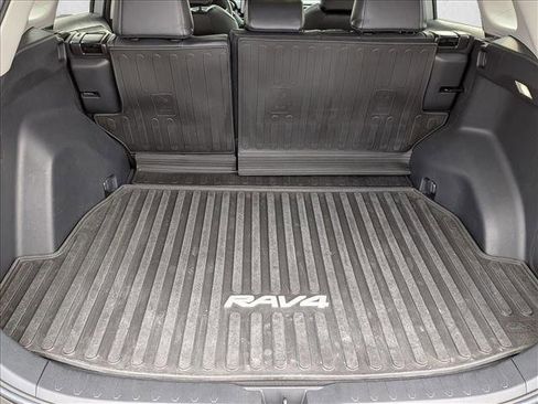 Used 2022 Toyota RAV4 XLE Premium image 6