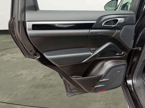 Used 2015 Porsche Cayenne S image 19