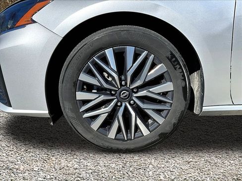 Used 2024 Nissan Altima 2.5 SV FWD image 9