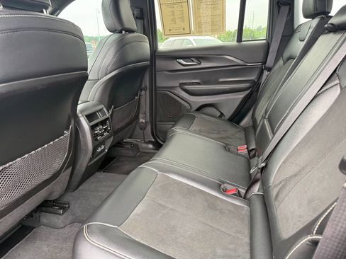 Used 2025 Jeep Grand Cherokee Altitude AWD/4WD image 17