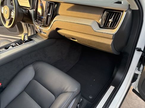 Used 2025 Volvo XC60 B5 Plus image 40