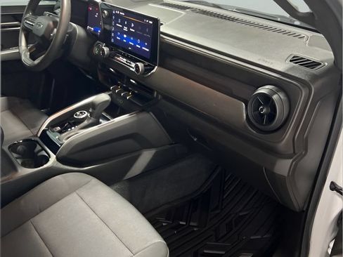 Used 2024 Chevrolet Colorado Trail Boss w/ Technology Package AWD/4WD image 15