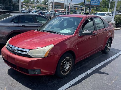 Used 2010 Ford Focus SE FWD image 2