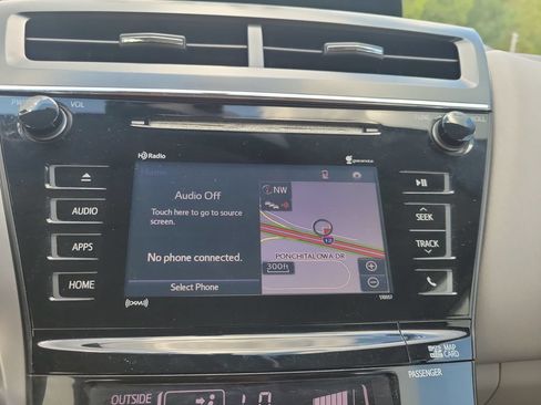 Used 2016 Toyota Prius V Four FWD image 27