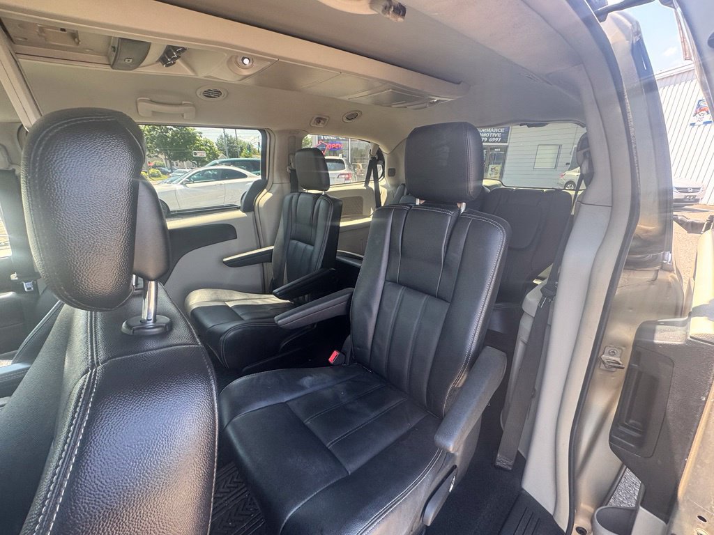 Used 2014 Chrysler Town & Country Touring FWD image 31