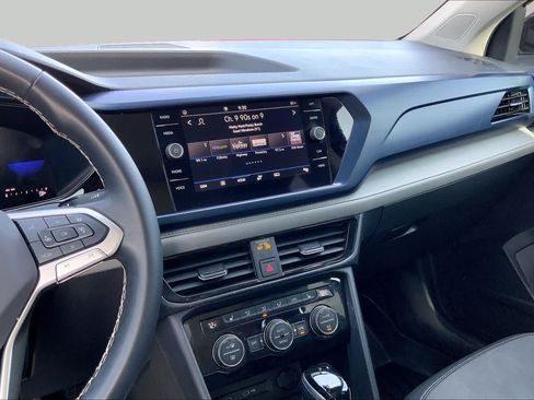 Used 2024 Volkswagen Taos SE w/ Panoramic Sunroof Package FWD image 7