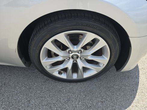 Used 2013 Hyundai Genesis 3.8 image 9