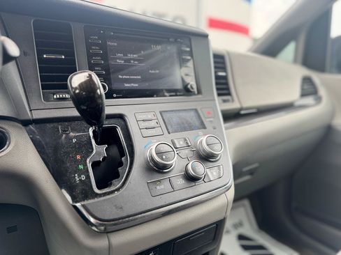 Used 2018 Toyota Sienna XLE FWD image 49