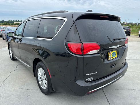 Used 2017 Chrysler Pacifica Touring-L FWD image 6