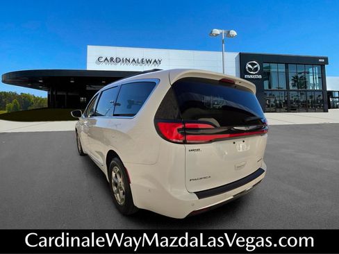Used 2022 Chrysler Pacifica Limited FWD image 3