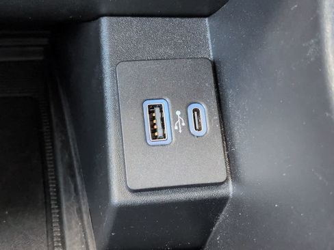 Used 2021 Ford Edge Titanium FWD image 20