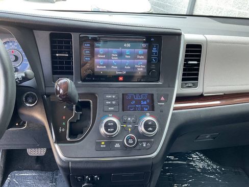 Used 2016 Toyota Sienna Limited w/ Protection Package FWD image 25