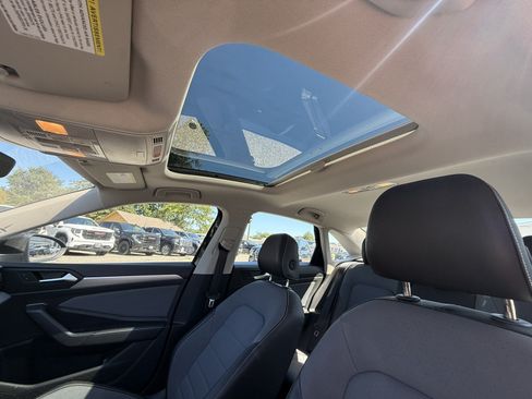 Used 2025 Volkswagen Jetta SE FWD image 24