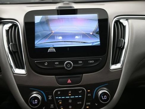 Used 2019 Chevrolet Malibu LT w/ Leather Package FWD image 3