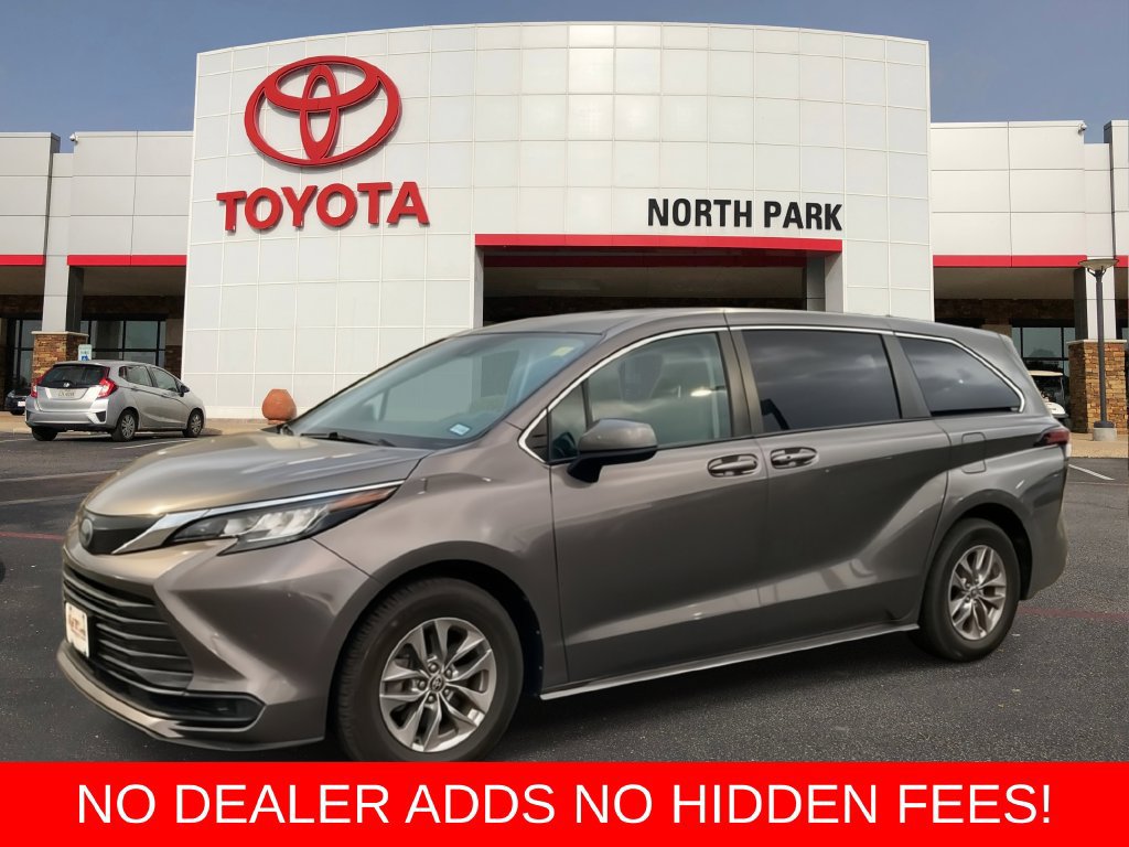 Used 2022 Toyota Sienna LE FWD image 1
