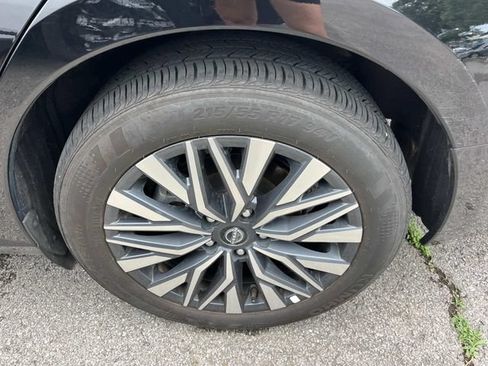 Used 2025 Nissan Altima 2.5 SV AWD/4WD image 9