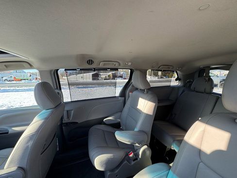 Used 2017 Toyota Sienna XLE image 18